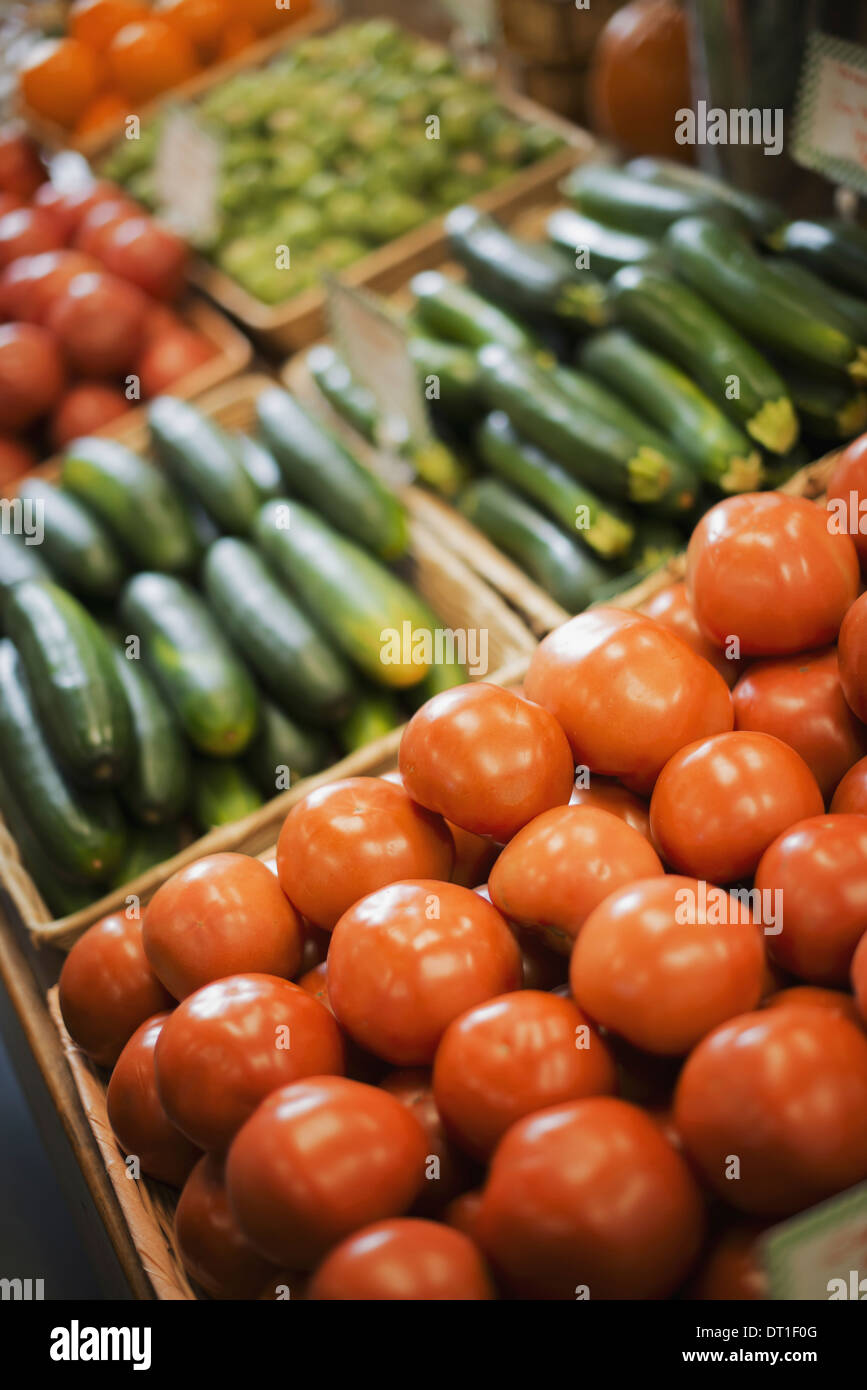Ein Bauernhof stand Anzeige von Bio-Gemüse produzieren Tomaten und Gurken Stockfoto