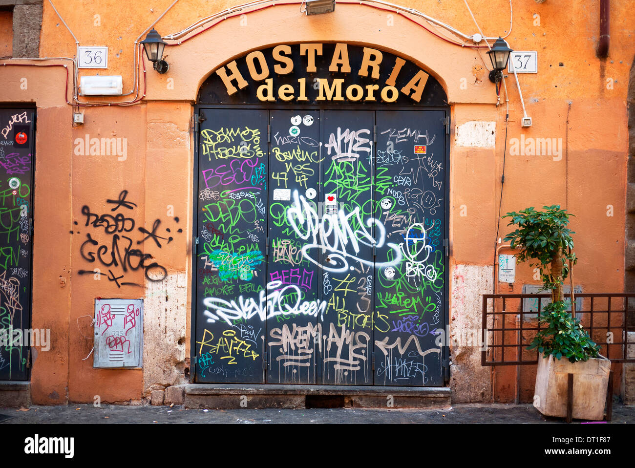 Graffiti gesprüht auf Türen in Trastevere, Rom, Italien. Stockfoto