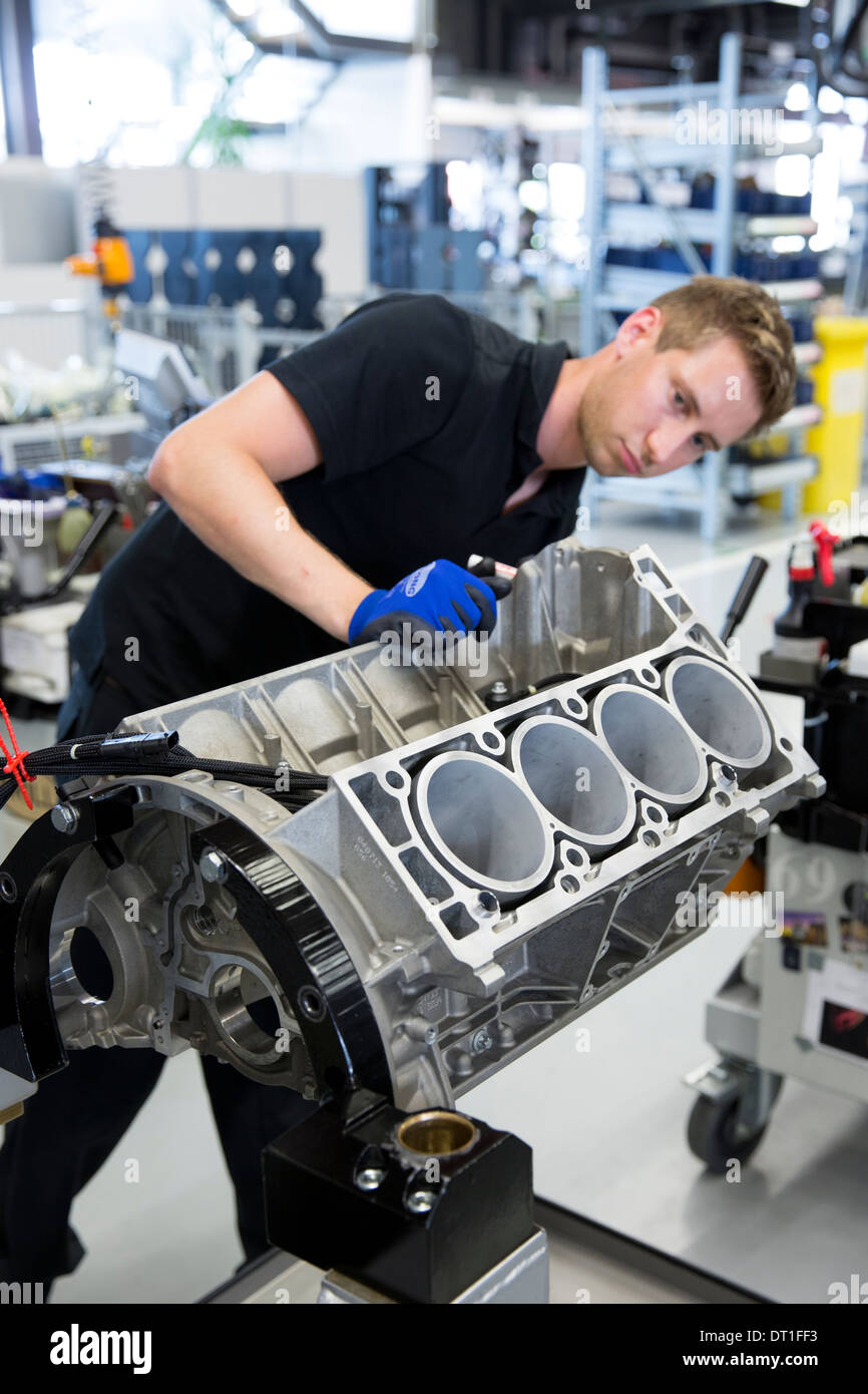 Motorenwerk Produktion Mercedes-AMG in Affalterbach, Deutschland - Ingenieur überprüft Motorblock des 6,3-Liter-V8-Motor Stockfoto
