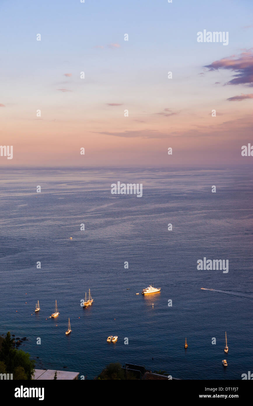 Boote bei Sonnenuntergang am Ionischen Meer, Teil des Mittelmeer, Taormina, Ostküste von Sizilien, Italien, Mittelmeer, Europa Stockfoto