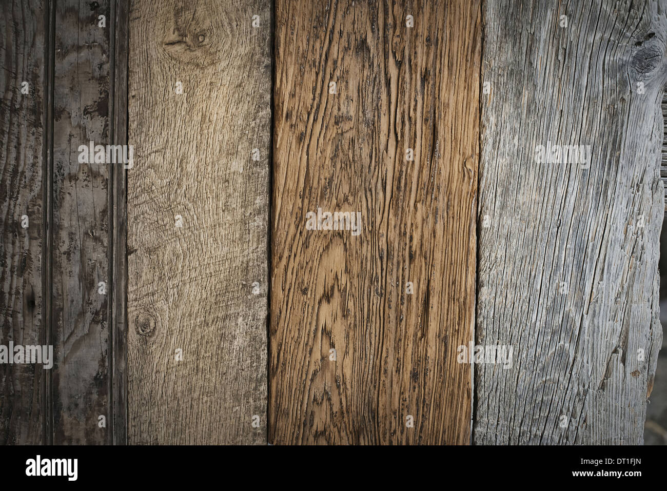 Ein Haufen von recycelten aufgearbeiteten Holzbohlen Holz ökologisch verantwortliche Holzarten mit Maserung und Farbe details Stockfoto