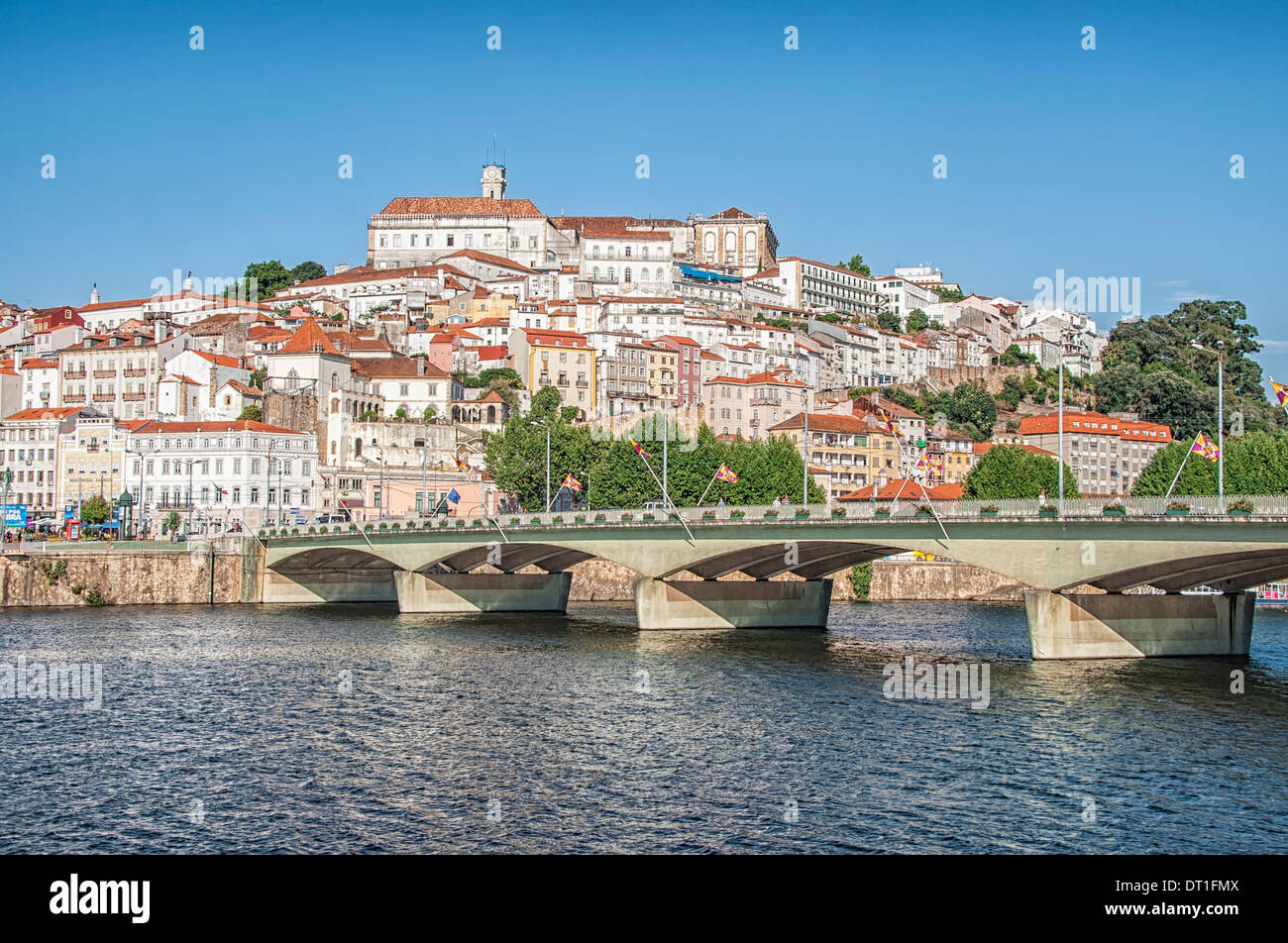 Blick auf die Altstadt und der Universität über den Fluss Mondego, Coimbra, UNESCO-Weltkulturerbe, Provinz Beira, Portugal Stockfoto