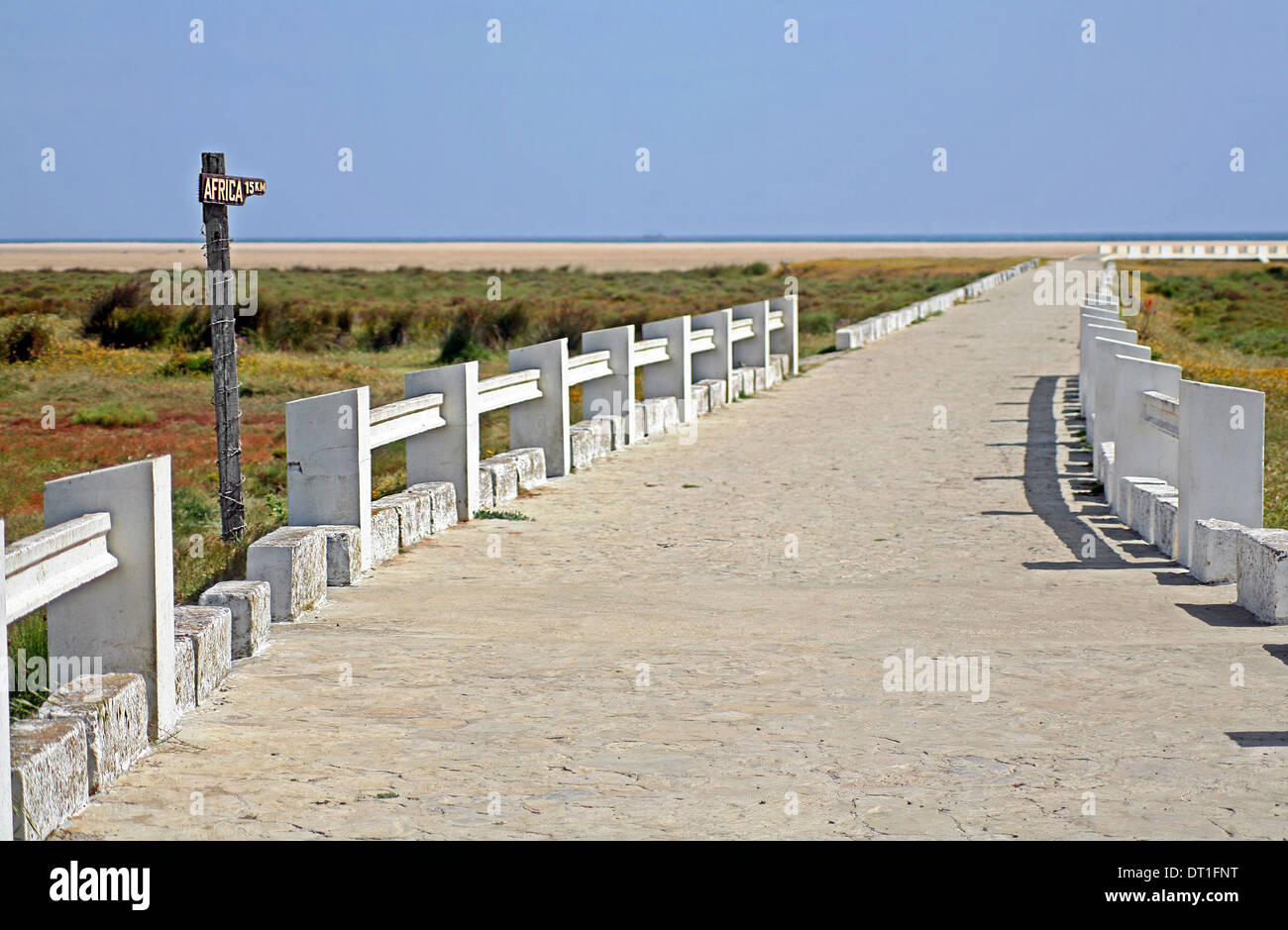 Straßenschild - 15 km nach Afrika. Kap Tarifa, Spanien. Der südlichste Punkt des europäischen Kontinents. Stockfoto