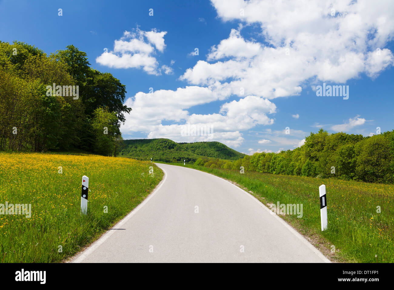 Straße durch eine Landschaft mit Frühling Wiese, Schwäbische Alb, Baden-Württemberg, Deutschland, Europa Stockfoto