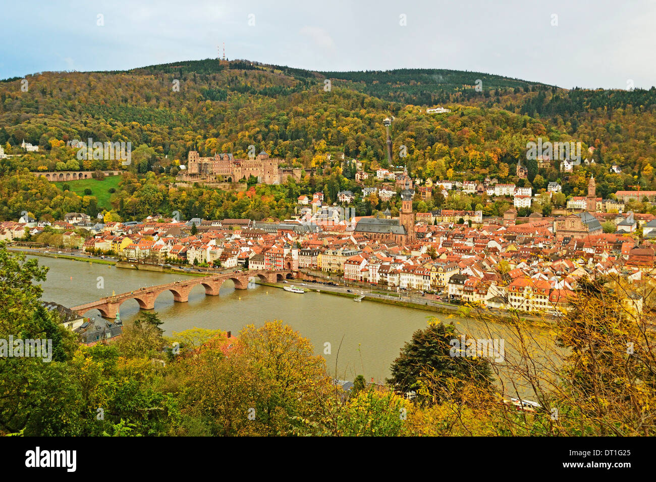 Heidelberg, Heidelberger Schloss auf dem Hügel und die alte Brücke über den Fluss Neckar, Baden-Wurttemberg, Deutschland, Europa Stockfoto