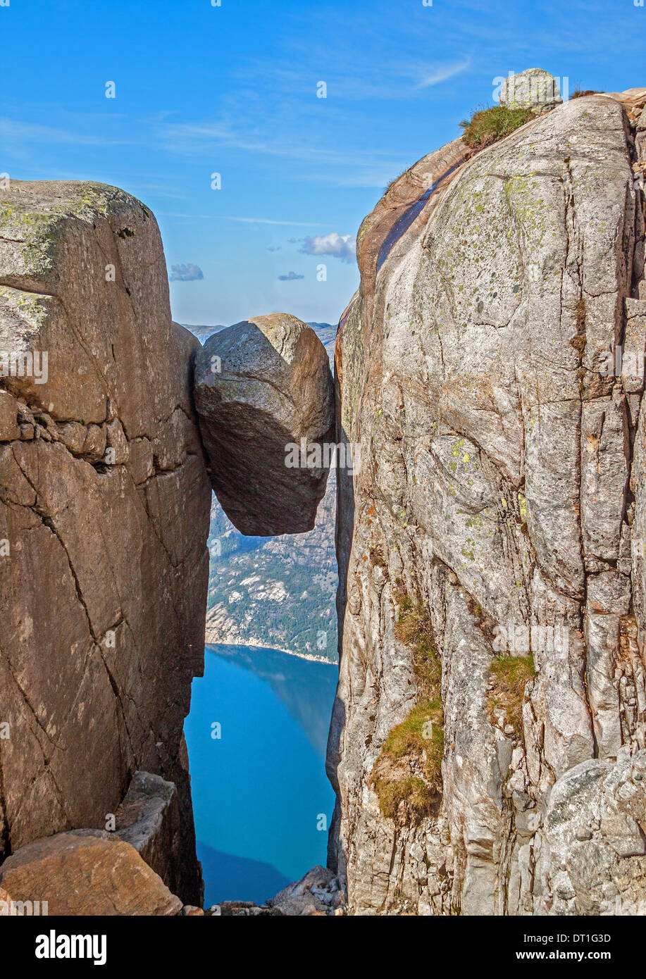 Wunder der Natur. Hängender Stein Kjeragbolten in Rogaland, Norwegen. Stockfoto