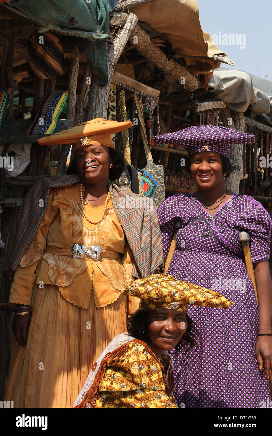 Drei Herero-Stammes-Frauen in Namibia, tragen ihre traditionellen deutschen Ära inspiriert, viktorianischen Kleid und Kuhhorn Hüte. Stockfoto