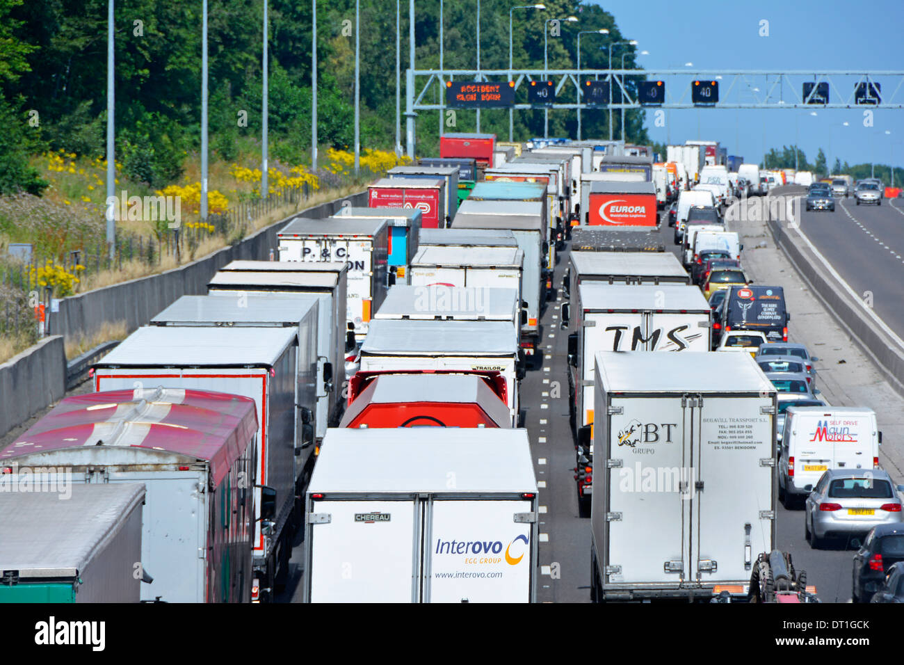Vierspurige M25 Autobahn und festgefahrene LKW mit Sattelzüge in Warteschlange hängen wegen eines Unfalls (hauptsächlich) Stockfoto