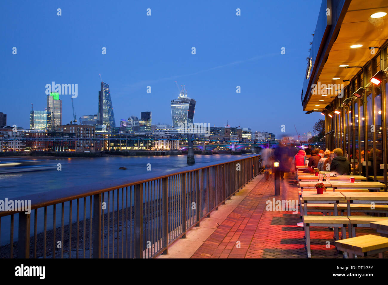 Themse und City of London Skyline bei Dämmerung, London, England, Vereinigtes Königreich, Europa Stockfoto