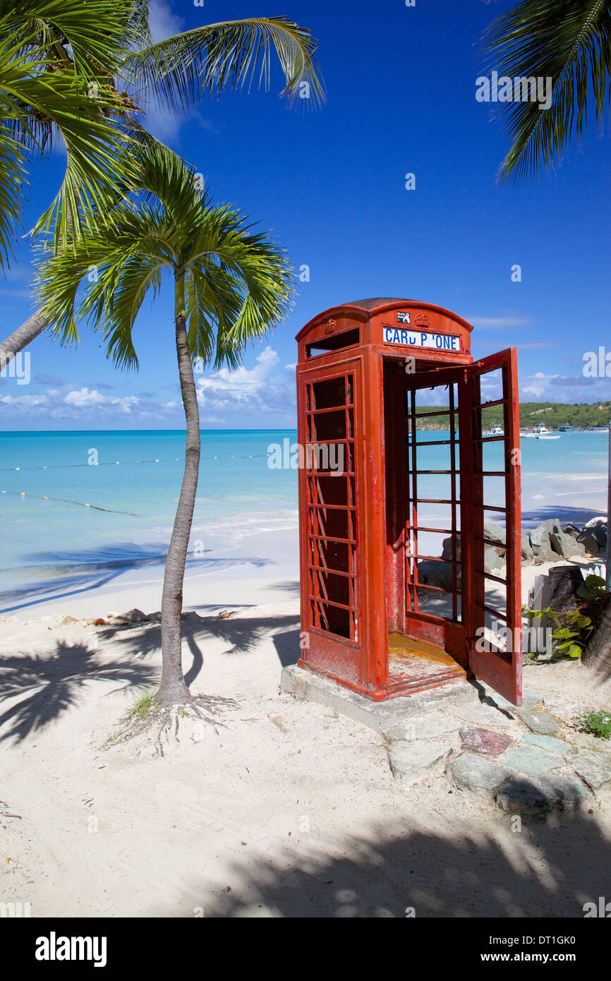 Strand und rote Telefonzelle, Dickenson Bay, St. Georges, Antigua, Leeward-Inseln, West Indies, Karibik, Mittelamerika Stockfoto