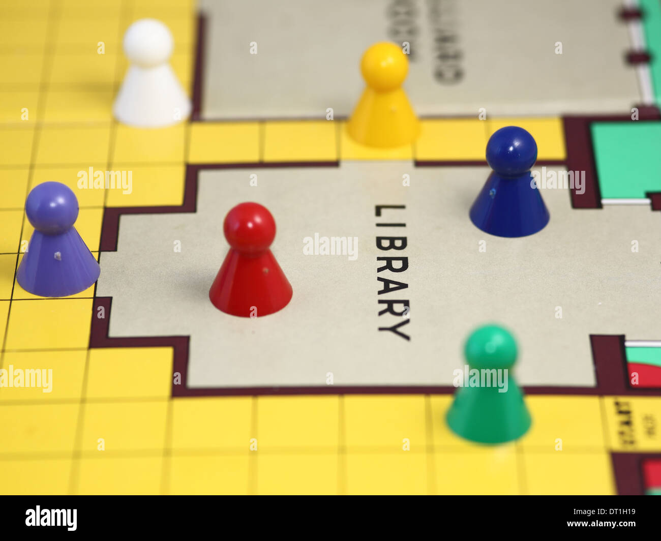 Cluedo Spiel Charaktere und Waffen in der Bibliothek Stockfoto