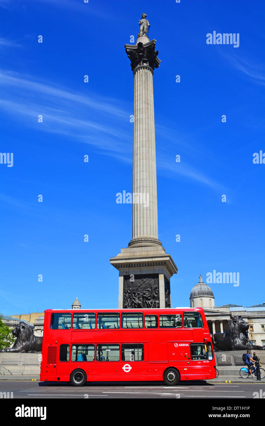 Ikonischer Red London Arriva Doppeldeckerbus mit öffentlichen Verkehrsmitteln keine Werbung vorbei an Nelsons Säule blauem Himmel Sommertag Trafalgar Square London England Großbritannien Stockfoto