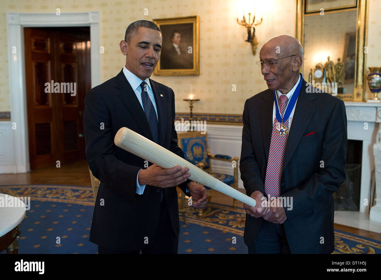 US-Präsident Barack Obama spricht mit Baseball-Legende Ernie Banks, 2013 Presidential Medal Of Freedom ausgezeichnet, im Blue Room des weißen Hauses 20. November 2013 in Washington, DC. Stockfoto