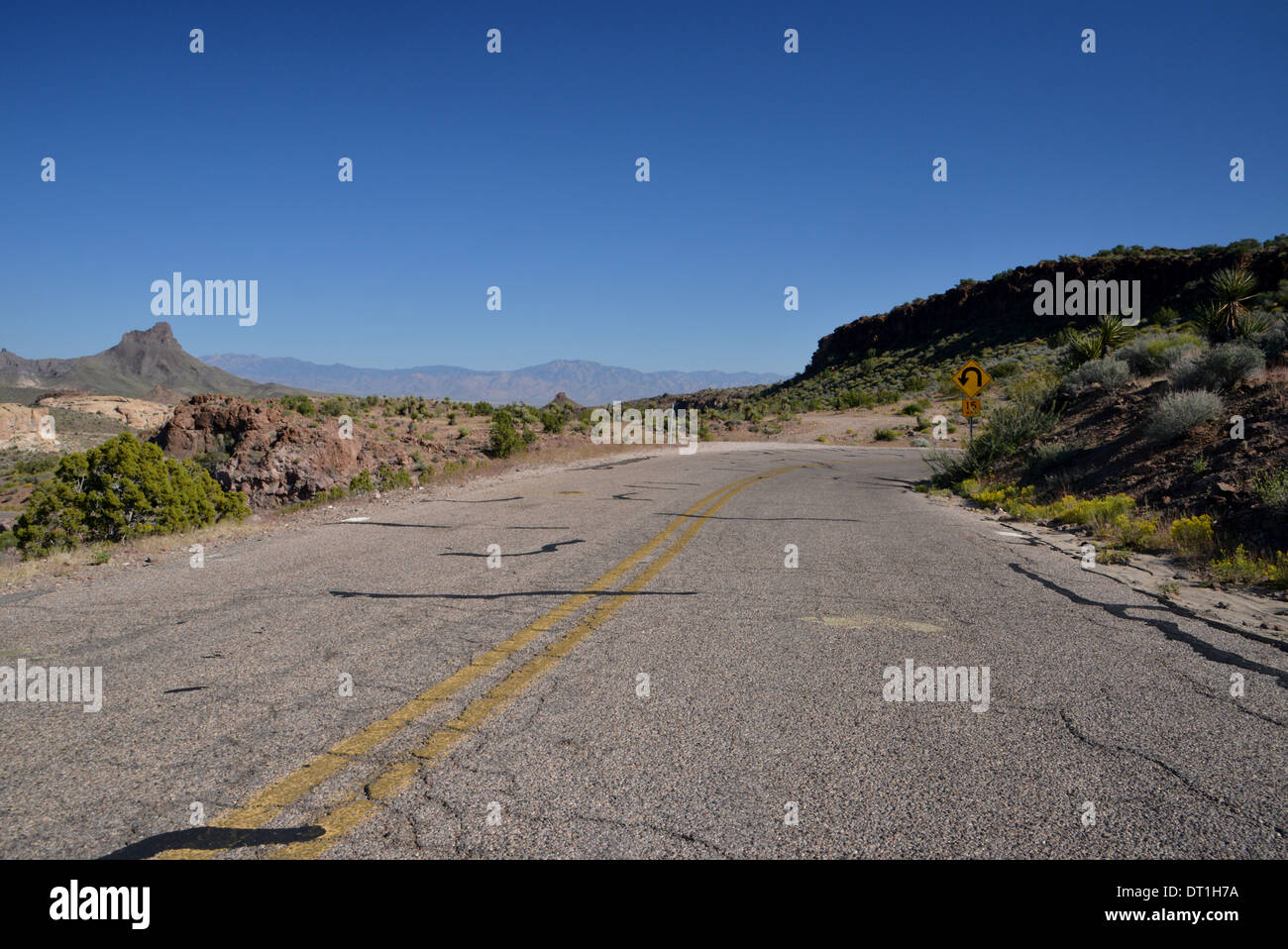 Leere Straße Sitgreaves Pass, erstreckt sich in der Ferne in den Bergen in der Nähe von Las Vegas, entlang der alten Route 66 in Arizona Stockfoto