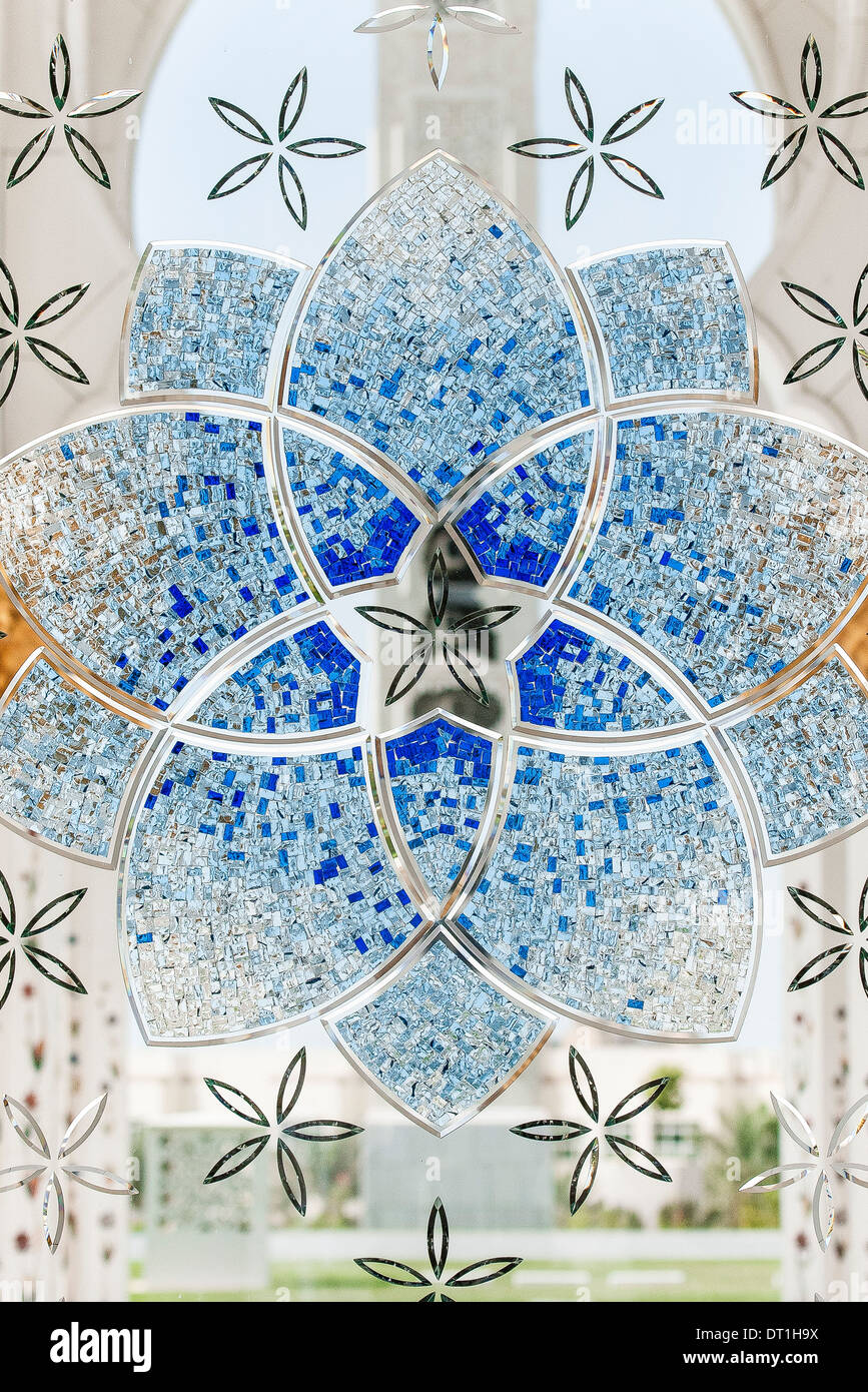 Reich verzierte Glasfenster, Sheikh-Zayed-Moschee, Abu Dhabi, Vereinigte Arabische Emirate Stockfoto
