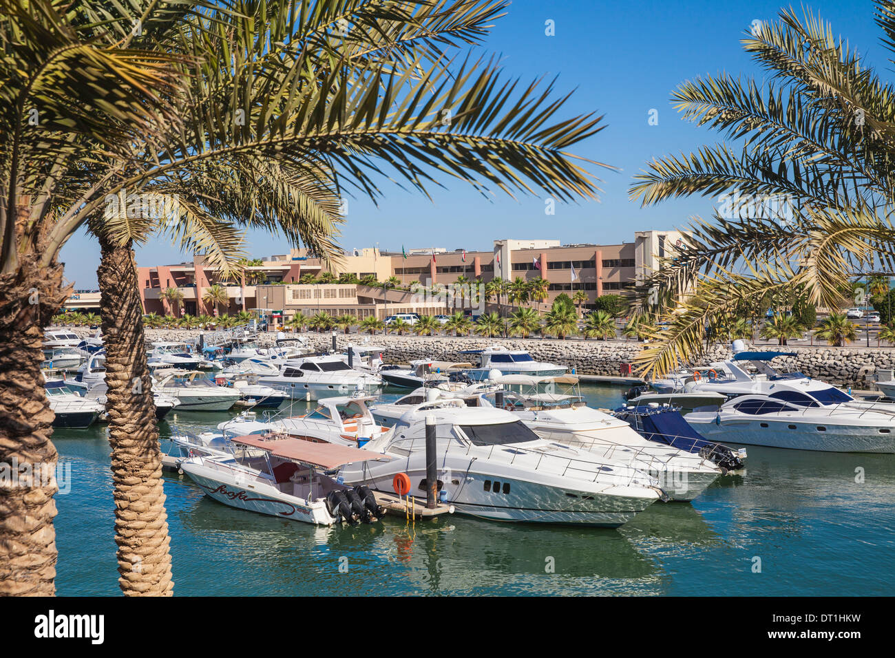 Marina Hotel mit Blick auf Yacht Club am Arabischen Golf Street, Salmiya, Kuwait-Stadt, Kuwait, Naher Osten Stockfoto