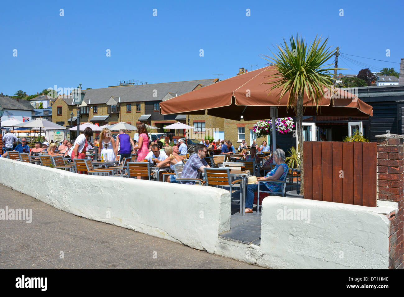 Menschen sitzen im Freien in einer waterside Seafood Bar neben Themsemündung promenade am Leigh am Meer an einem heißen Sommertag Stockfoto