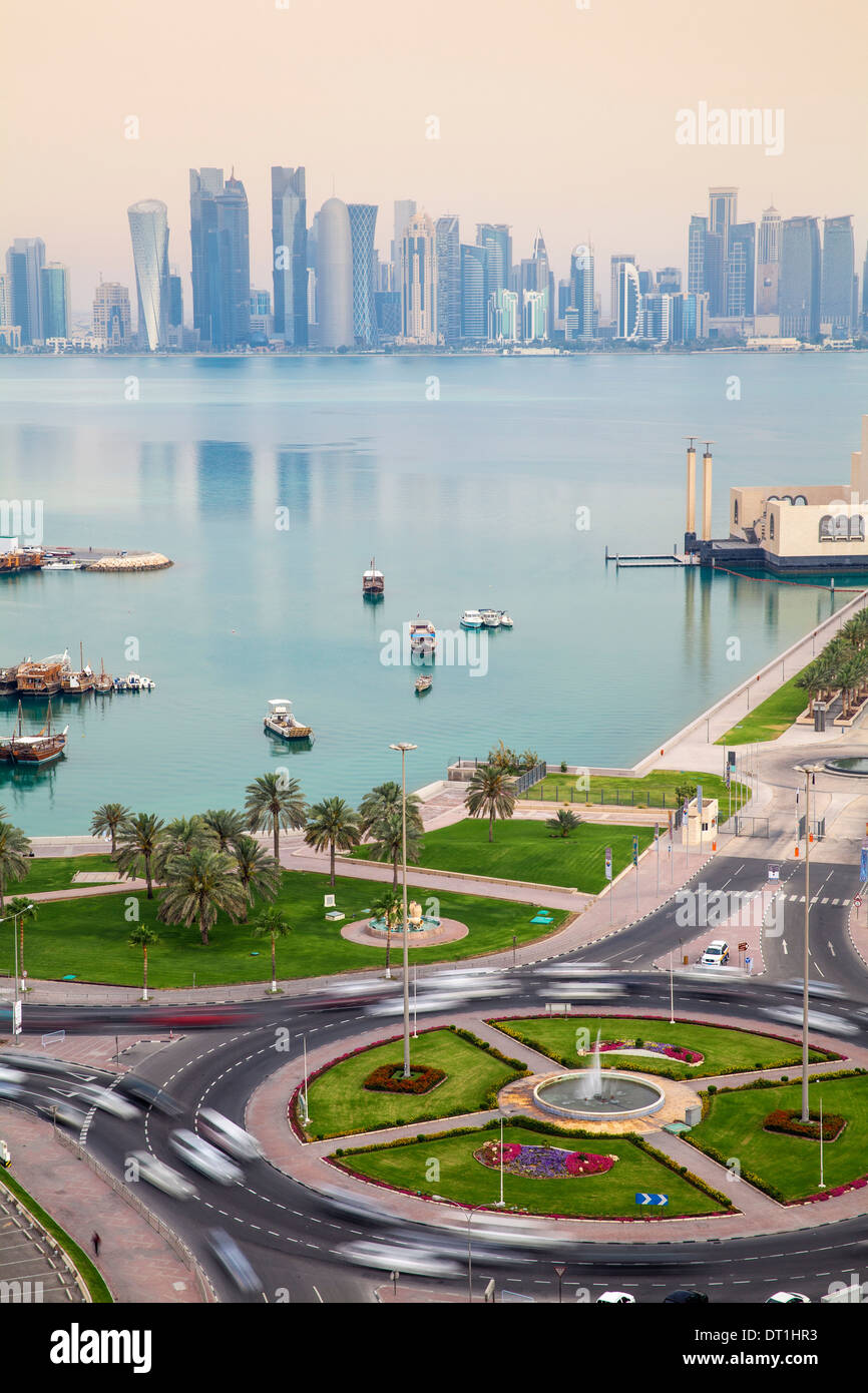 Verkehr am Kreisverkehr vor Museum für islamische Kunst mit West Bay Wolkenkratzern im Hintergrund, Doha, Katar, Nahost Stockfoto