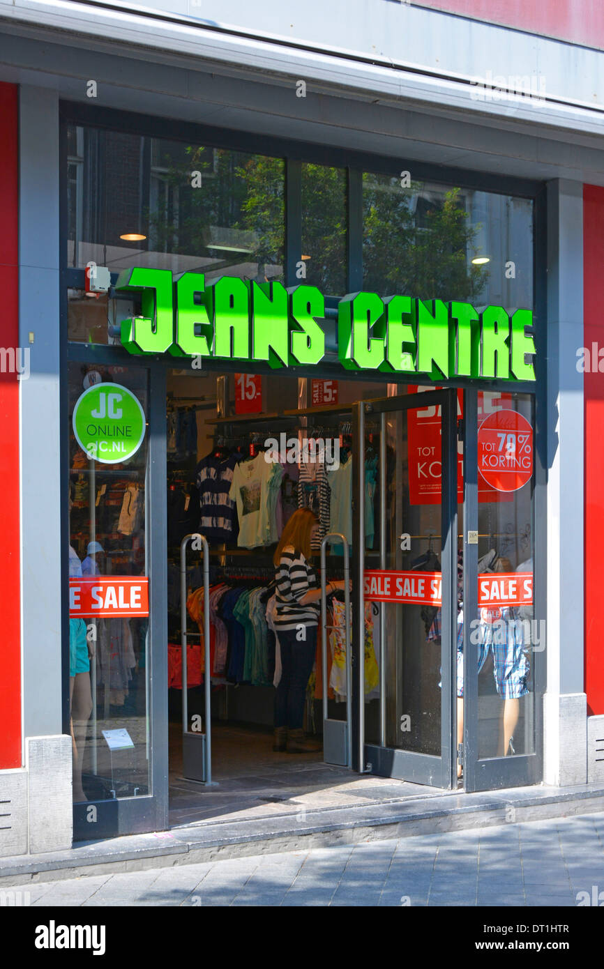 Maastricht Limburg Niederlande Europe Jeans Centre Bekleidungsgeschäft Frontfenster und Eingangstür mit VERKAUFSHINWEISEN in der Einkaufsstraße EU Stockfoto