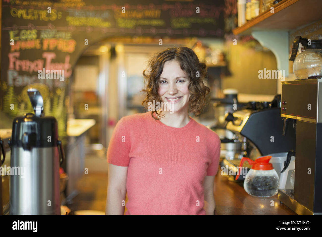 Ein Coffee-Shop und ein Café in High Falls die letzten Bissen A junge Frau von der Kaffeemaschine genannt Stockfoto