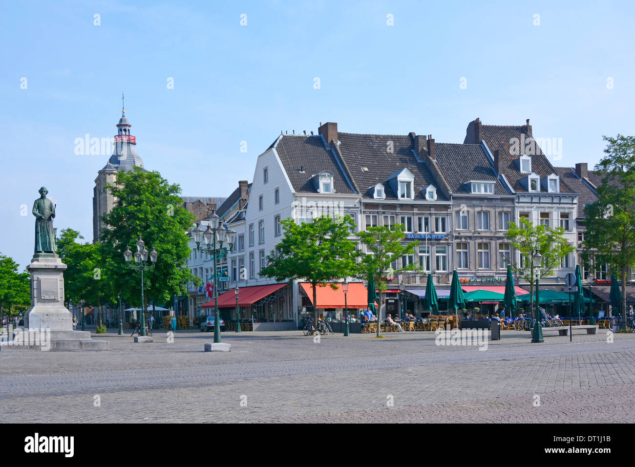 Maastrichter Marktplatz Stadtlandschaft Frühsommer Sonntagmorgen Sonnenschein mit ein paar Leuten in den Cafés im Freien in Limburg Niederlande Europa Stockfoto