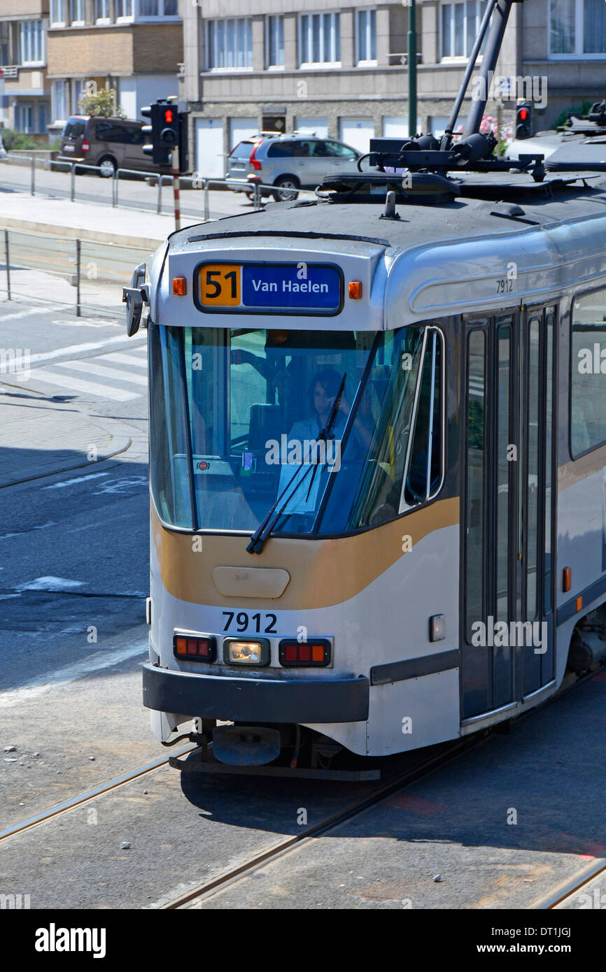 Vorderansicht Nahaufnahme einer Fahrerin bei der Arbeit und in der Kontrolle des öffentlichen Nahverkehrs Personenbahnlinie 51, die in der belebten Brüsseler Straße fährt Belgien Europa Stockfoto