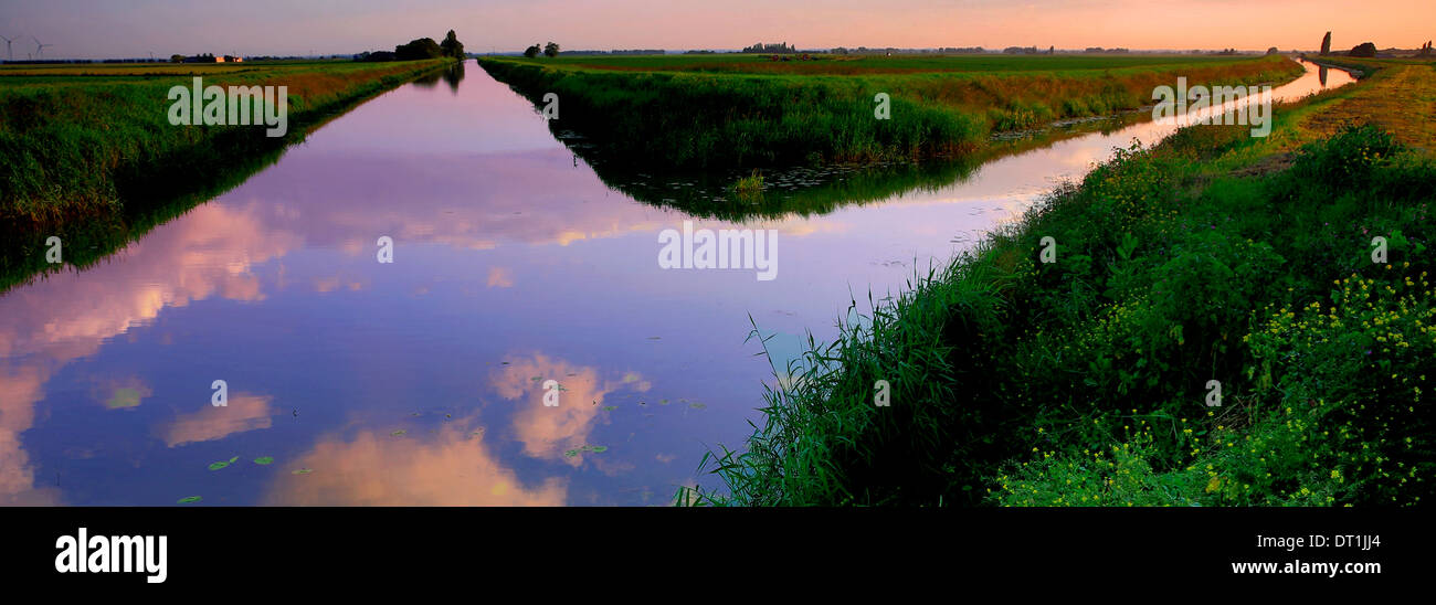 Dramatischen Sonnenuntergang über zwanzig Fuß Drain Wasserweg Whittlesey Cambridgeshire England Stockfoto