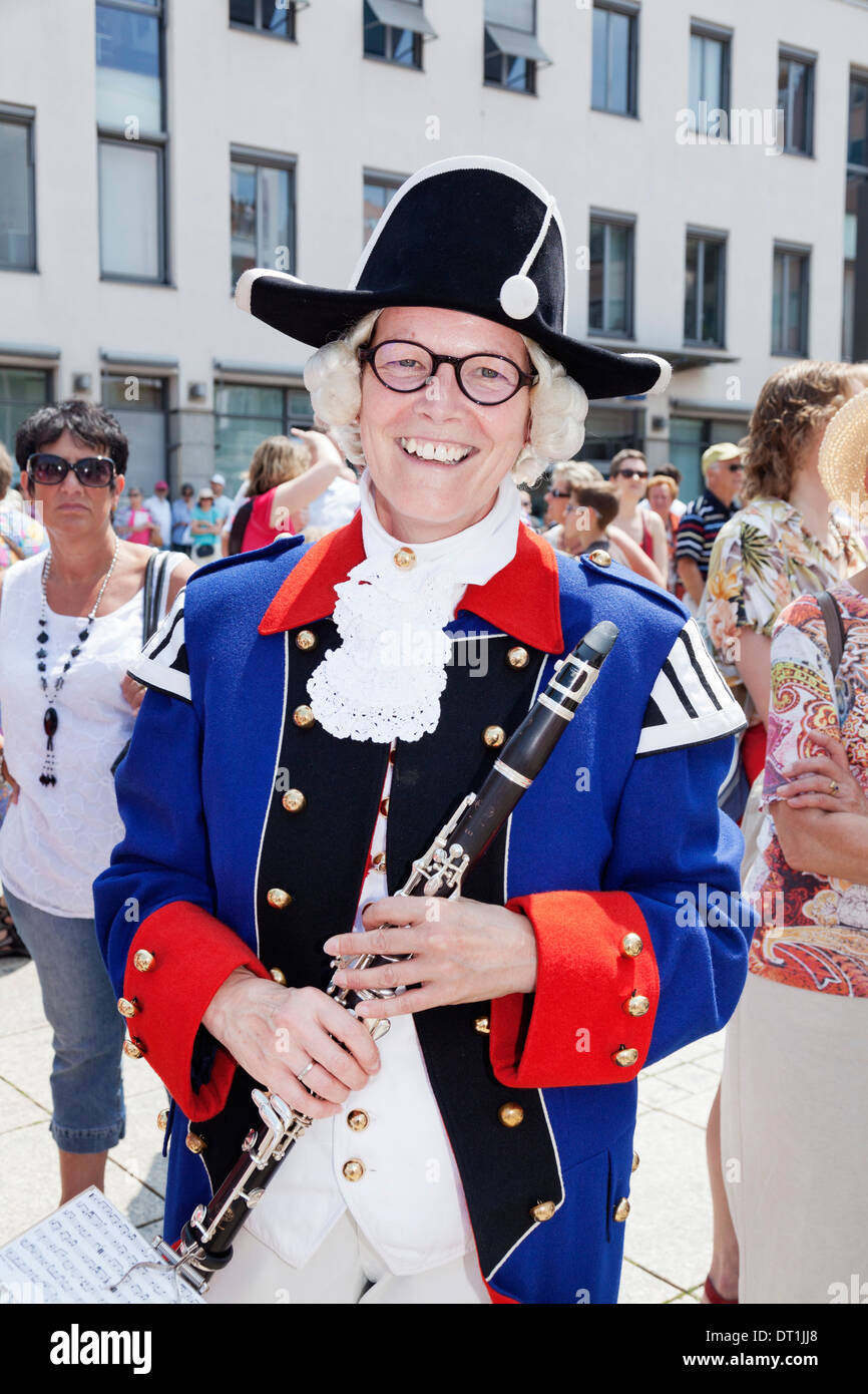 Frau von einer Band in historischen Kostümen bei einer Parade, Fischerstechen, Ulm, Baden-Württemberg, Deutschland, Europa Stockfoto