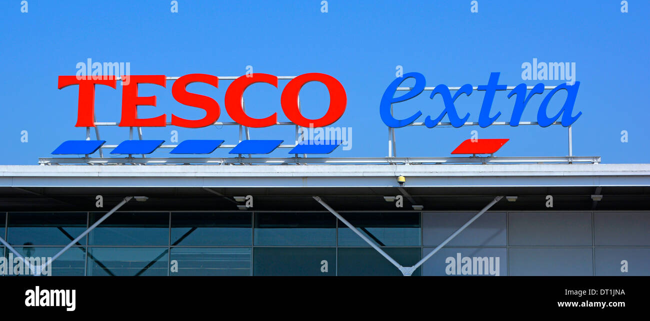 Nahaufnahme Tesco Extra Supermarkt Logo Marke & Geschäft Schild über Einzelhandel Geschäft Einkaufsräume blauer Himmel Tag in Romford London England UK Stockfoto