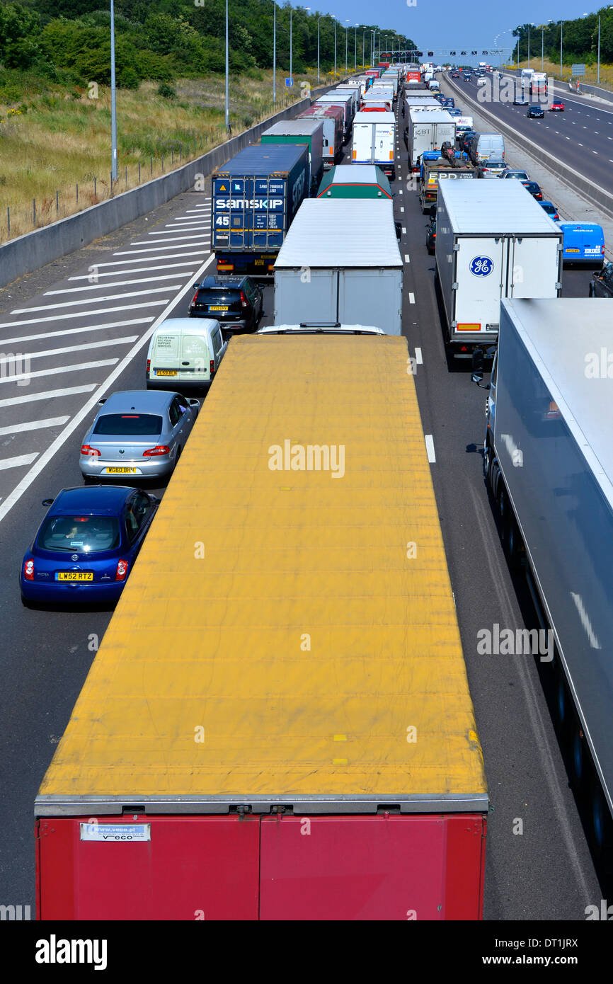 Vierspurige M25 Autobahn und festgefahrene LKW mit Sattelzüge in Warteschlange hängen wegen eines Unfalls (hauptsächlich) Stockfoto