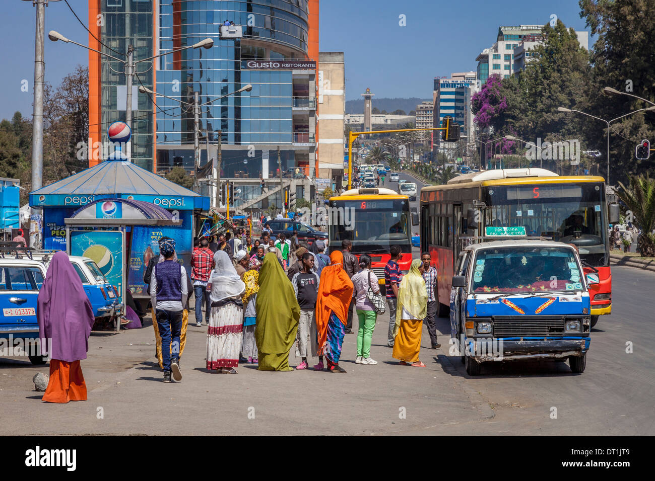 Öffentliche Busse und Taxis, Churchill Avenue, Addis Ababa, Äthiopien Stockfoto
