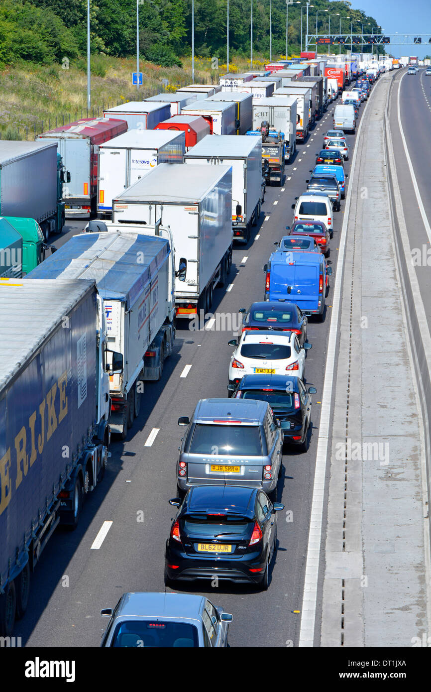 M25 Englisch Autobahn vier Lane festgefahrene hauptsächlich Lkw und Lkw mit Sattelauflieger in Warteschlange steckengeblieben, weil bei einem Unfall Essex England Großbritannien Stockfoto