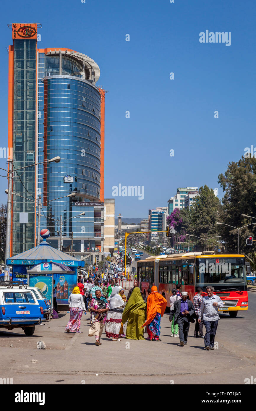 Öffentliche Busse und Taxis, Churchill Avenue, Addis Ababa, Äthiopien Stockfoto