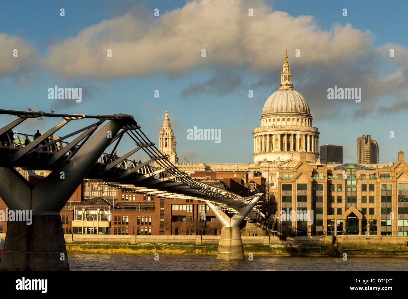 St. Pauls Kathedrale und Millennium Bridge, London, betrachtet von Bankside, südlich der Themse. Stockfoto