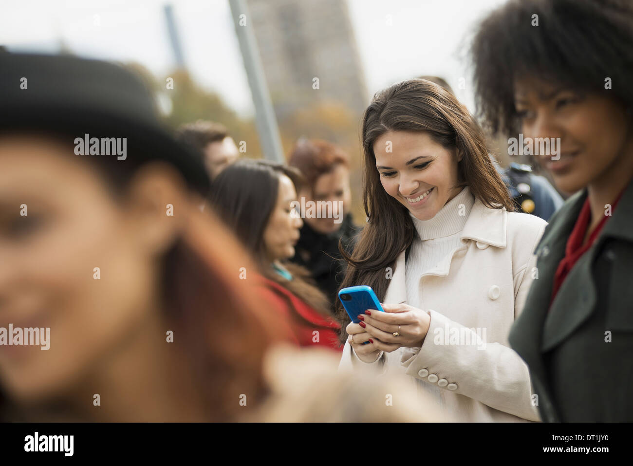 Nutzung von Handys und eine Menge von Frauen miteinander zu reden Stockfoto