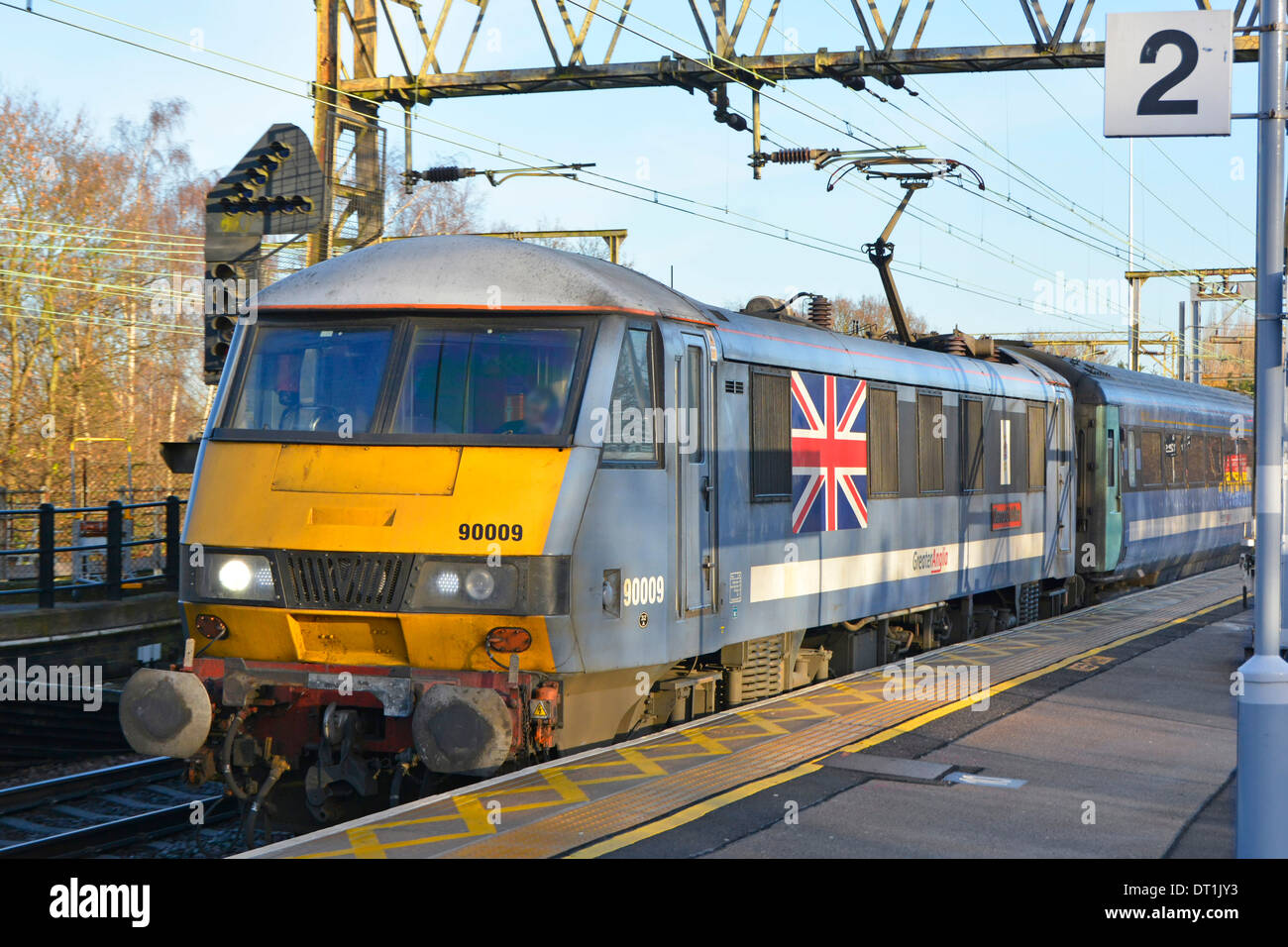 Größere Anglia intercity Zug Lok Klasse 90 90009 "Diamond Jubilee" auf der Durchreise nicht stoppen-Station (Gesicht verdeckt) Stockfoto