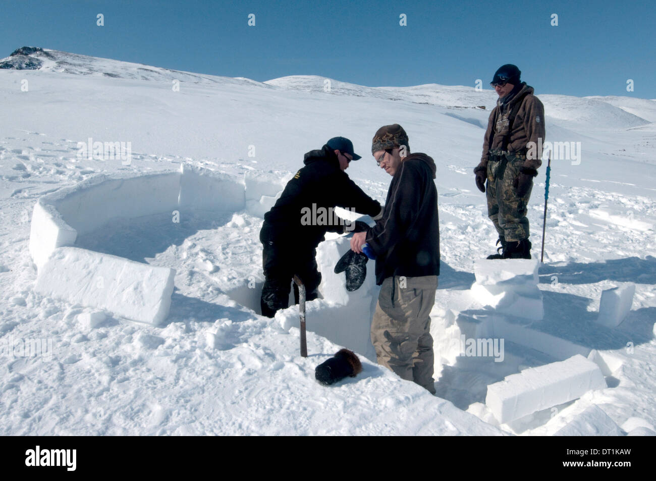 Inuit elder lehrt Iglu-Bau, junge Männer aus der Gemeinde Pond Inlet, Nunavut, Kanada, Nordamerika Stockfoto