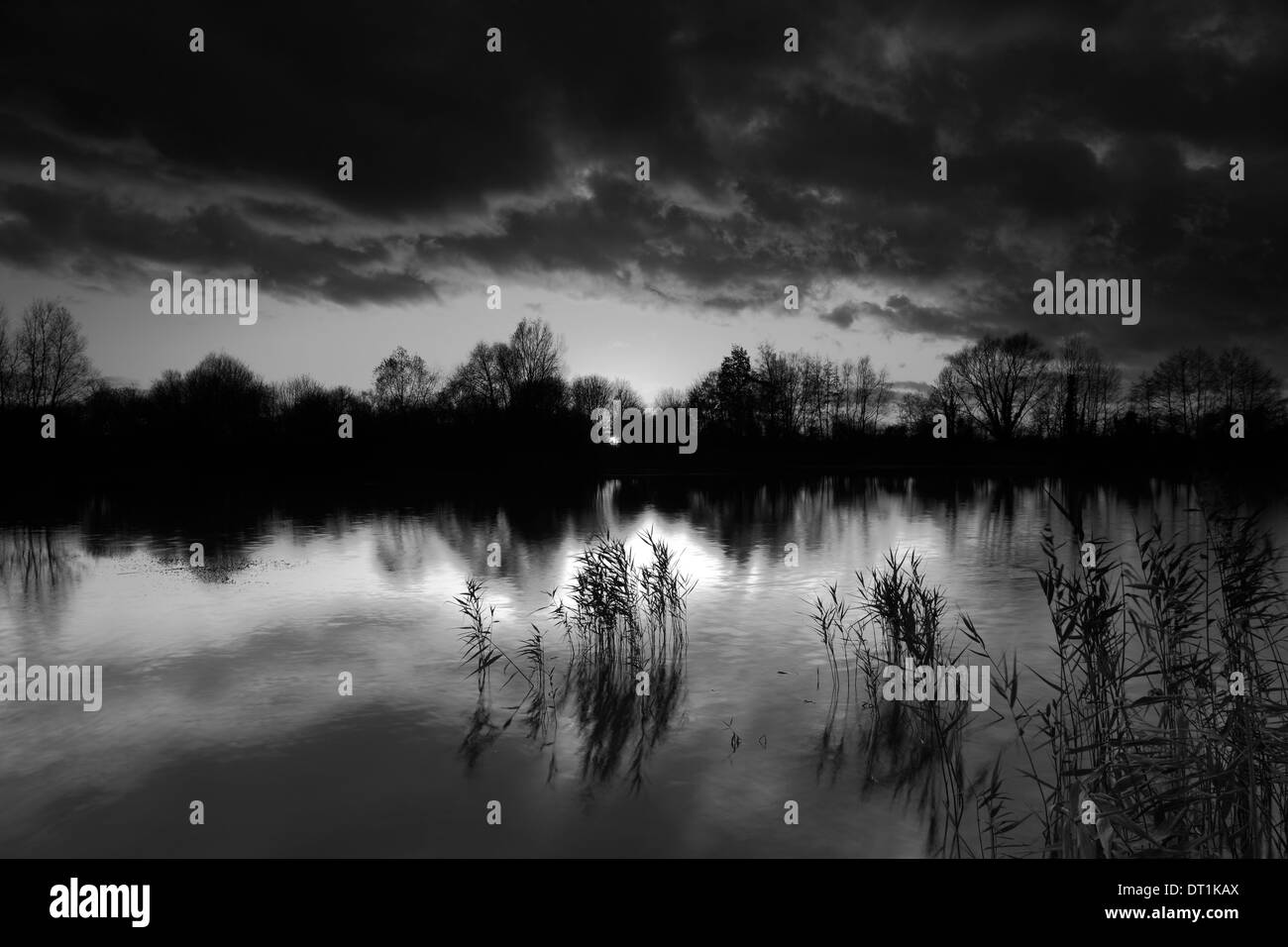 Winter-Sonnenuntergang über einen Fenland Abfluss, Cambridgeshire, England; Großbritannien; UK Stockfoto