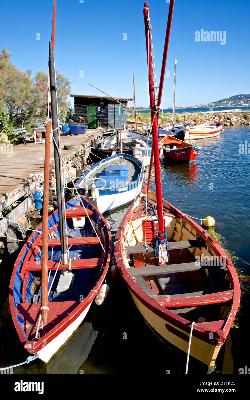 Angeln-Kabine und alte Fischerboote, Etang de Thau Museum, Bouzigues, Thau-Becken, Herault, Languedoc, Frankreich, Europa Stockfoto