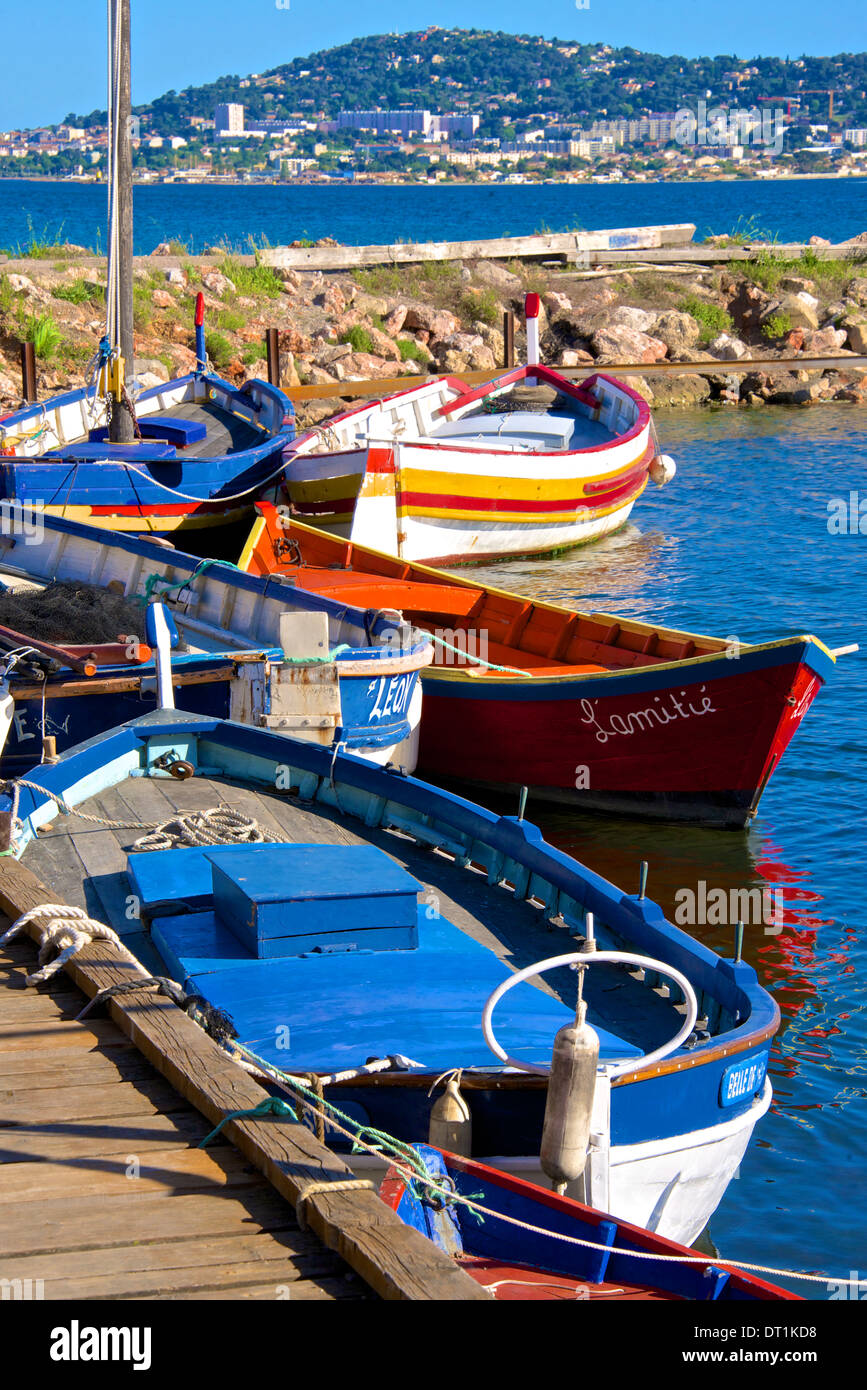Alten Fischerbooten, Etang de Thau Museum, Bouzigues, Thau-Becken, Sete Stadt im Hintergrund, Herault, Languedoc, Frankreich, Europa Stockfoto