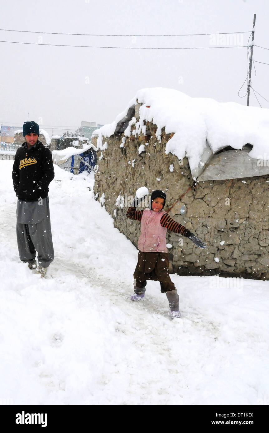 Kabul, Afghanistan. 6. Februar 2014. Eine afghanischer Flüchtling junge wirft Schneeball in einem Flüchtlingslager bei starkem Schneefall in Kabul, Afghanistan, am 6. Februar 2014. Bildnachweis: Zhao Yishen/Xinhua/Alamy Live-Nachrichten Stockfoto