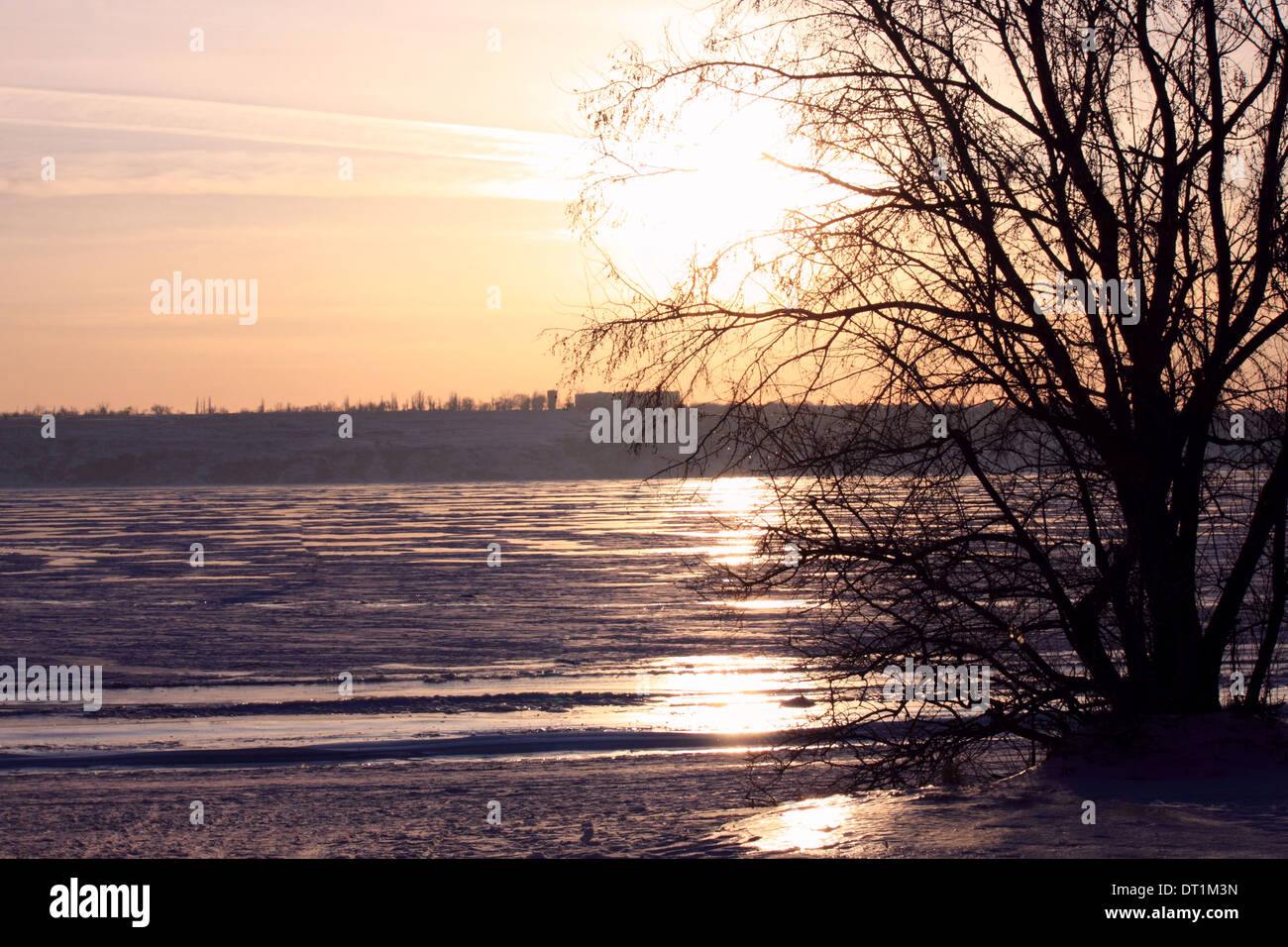 Blick auf zugefrorenen Fluss bei Abend Stockfoto