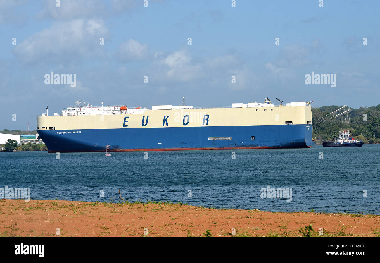 Morgen Charlotte Schiff verlassen Gatun See im Gatun Schleusen des Panama-Kanals Colon Panama eingeben Stockfoto