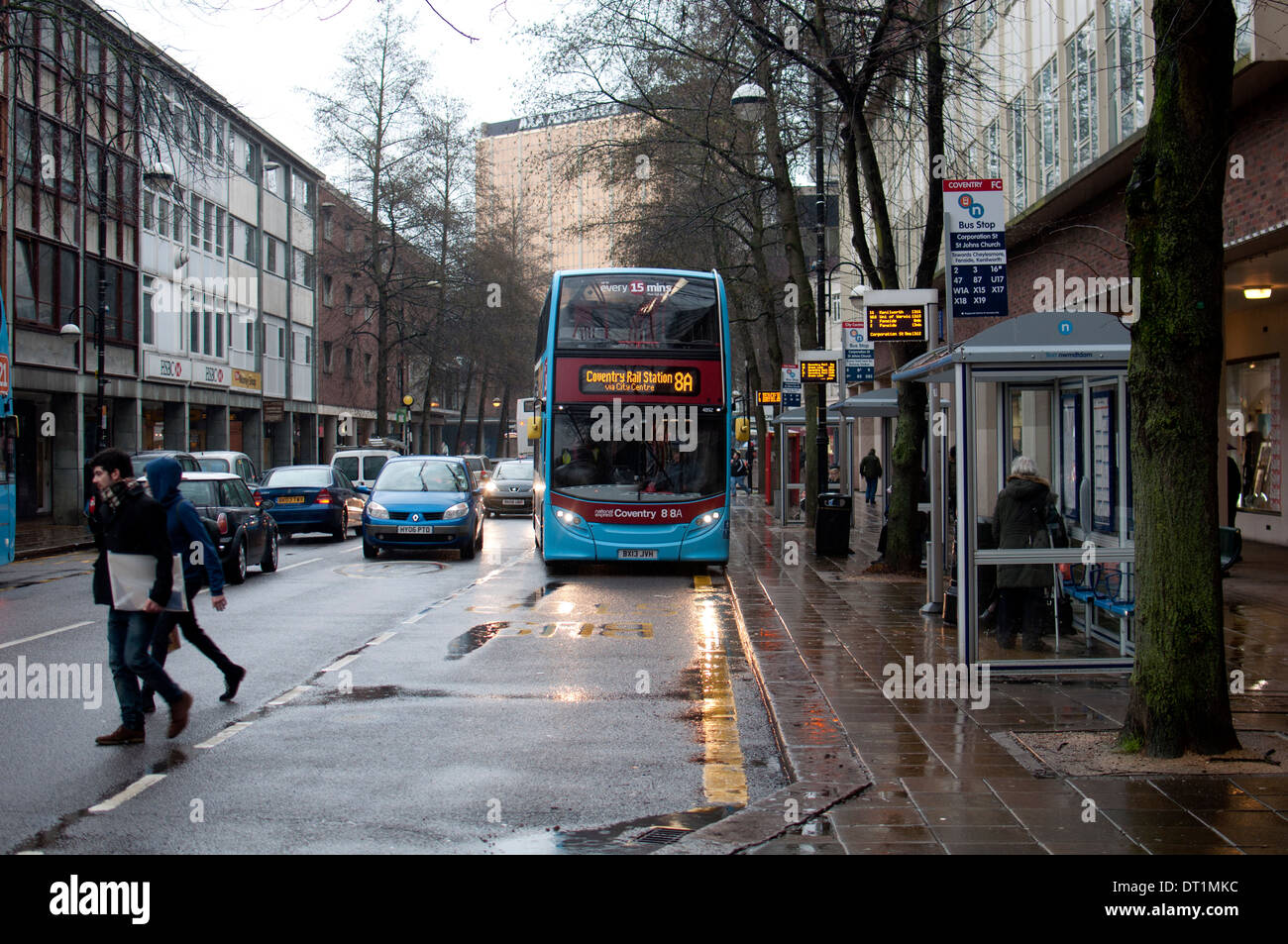 Bus bei nassem Wetter, Stadtzentrum von Coventry, UK Stockfoto