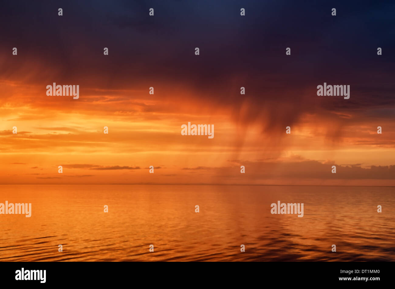 Gewitter-Himmel und Sonnenuntergang auf dem großen Balchaschsee, Kasachstan Stockfoto