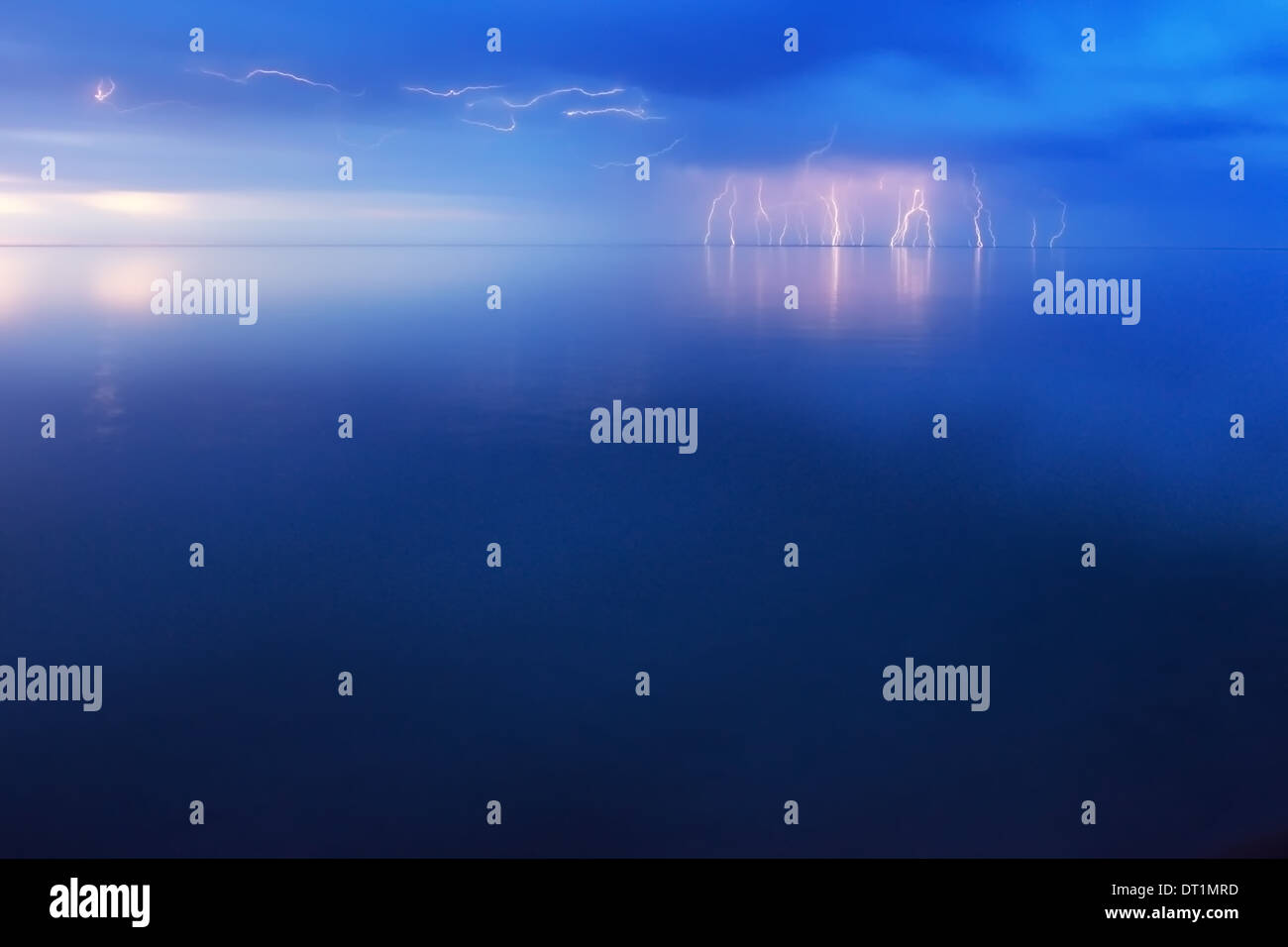 Gewitter über große Balchaschsee, Kasachstan Stockfoto