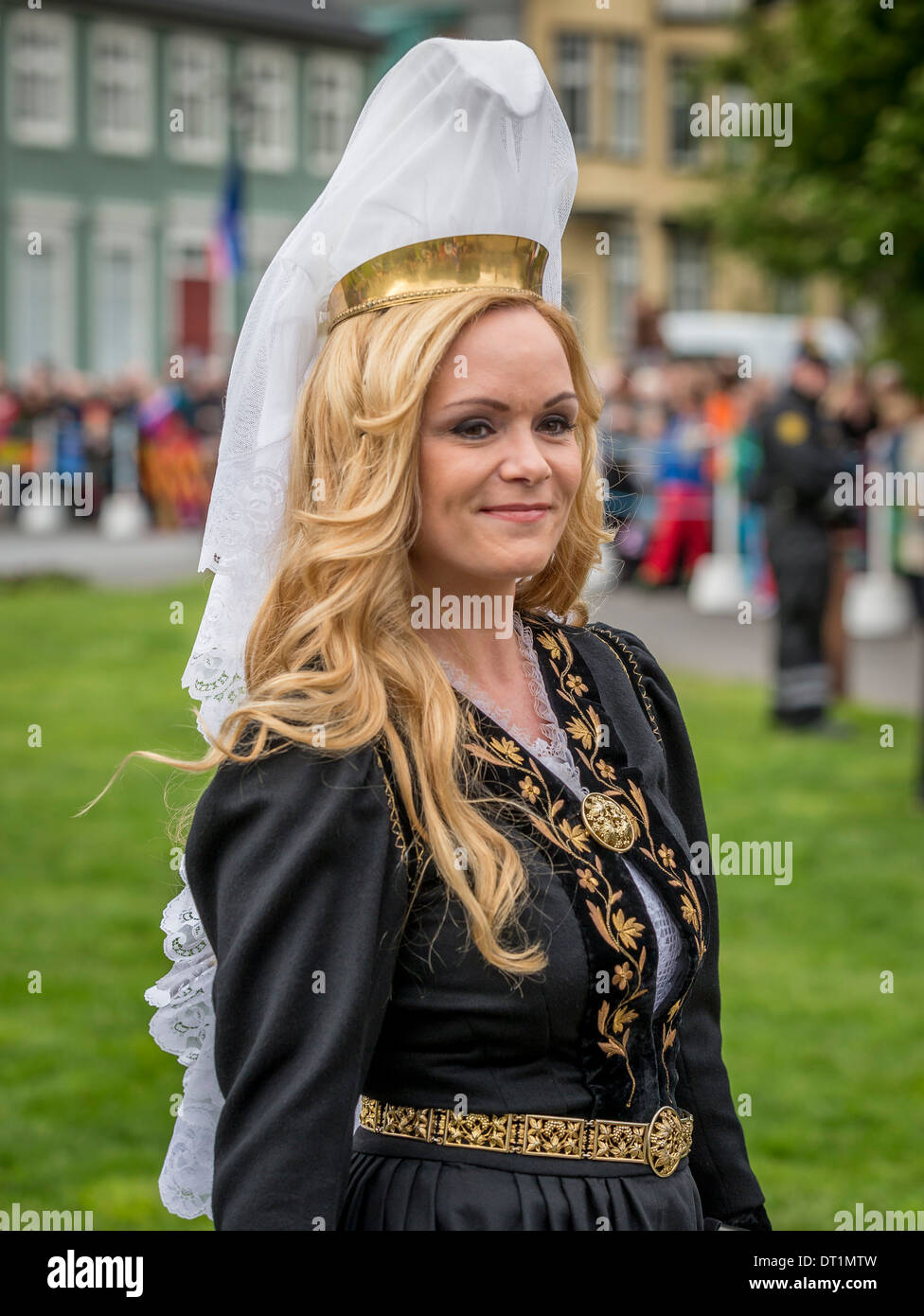 Frau im traditionellen isländischen Kleid am 17. Juni, Islands Unabhängigkeitstag, Reykjavik Stockfoto