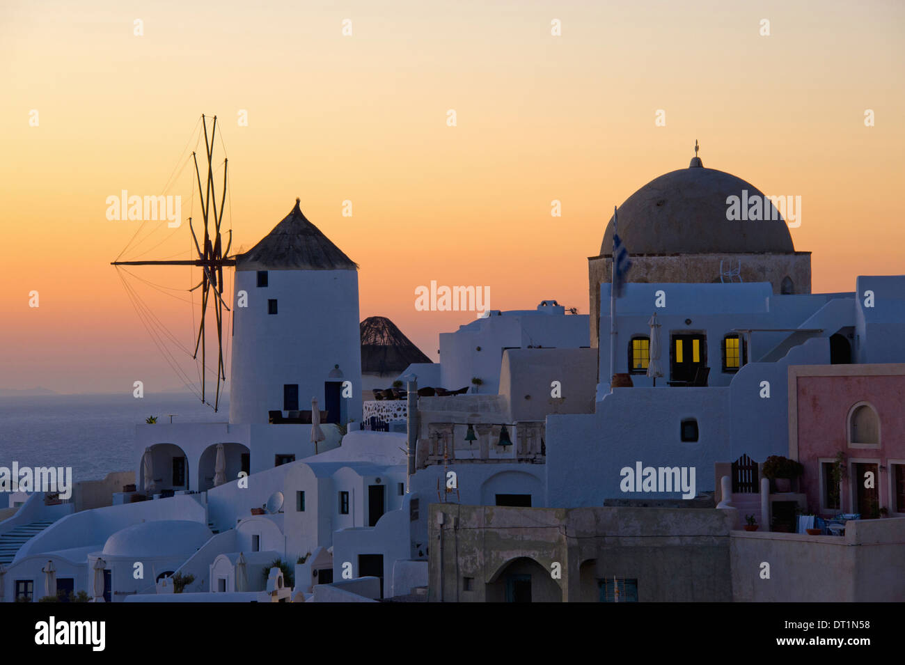 Die historischen weißen gewaschen Häuser, Windmühlen und gewölbte Kirche von Oia Stadt auf Santorini Insel Stockfoto