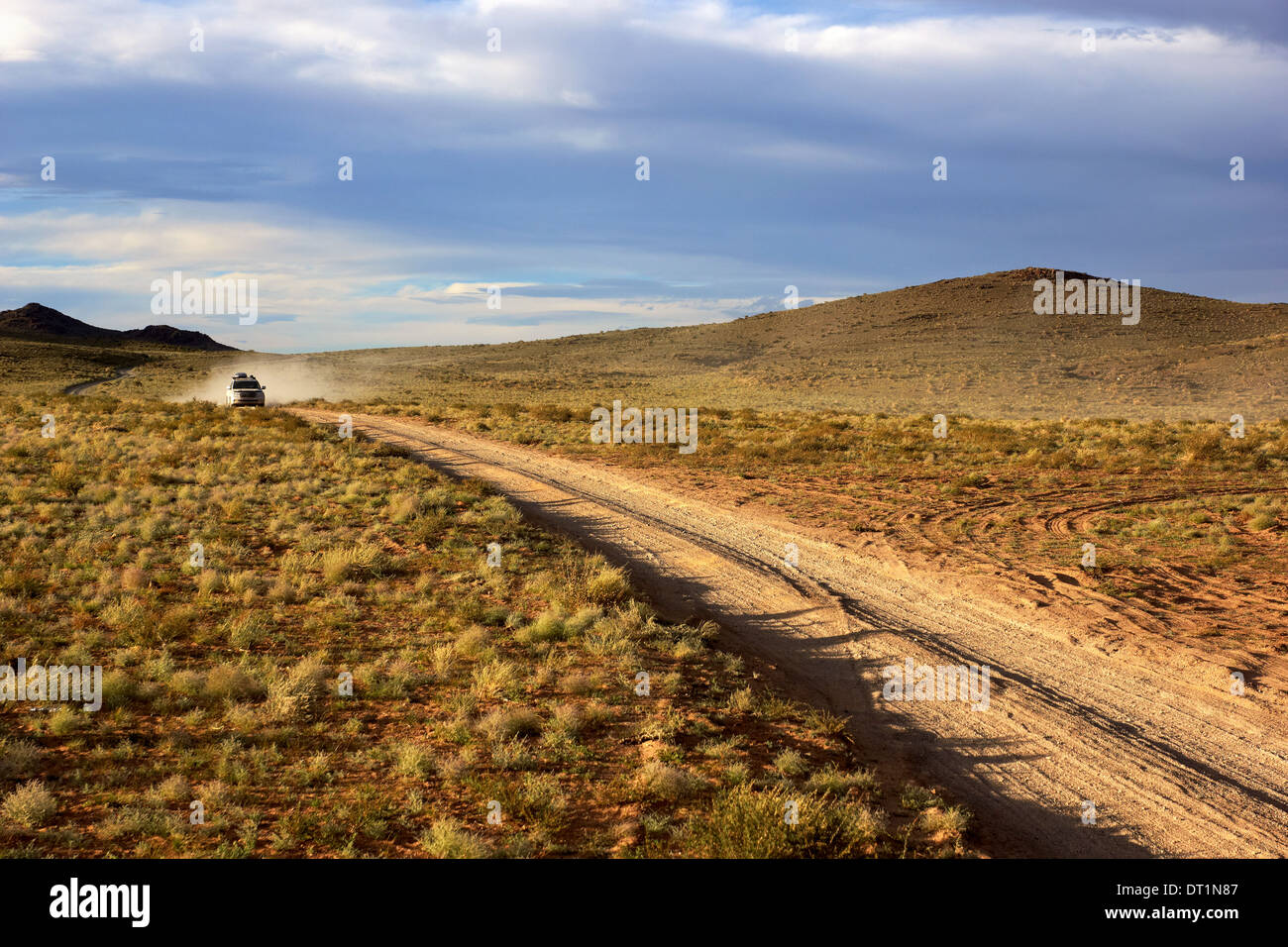 Auto unterwegs in den Wüsten Steppen der Mongolei Stockfoto