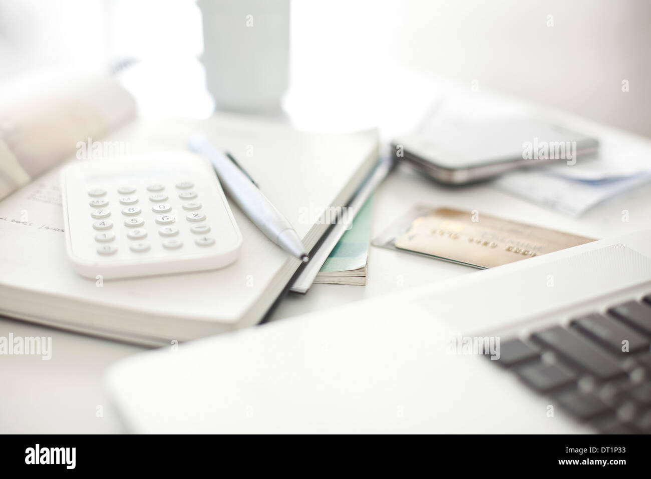 Kreditkarten und ruht in der Nähe von Laptop-Computer im home-Office-Rechner Stockfoto